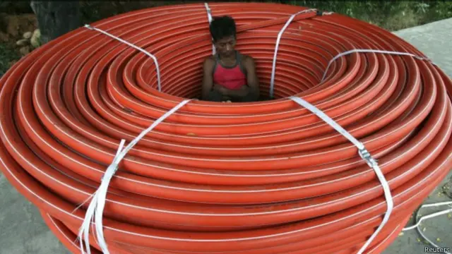 केबल तार के बंडल के बीच आदमी, भारत