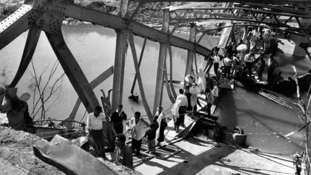 যুদ্ধে ভেঙে পড়া এ্যালেনবি ব্রিজ দিয়ে জর্ডন নদী পার হচ্ছেন ফিলিস্তিনি উদ্বাস্তুরা