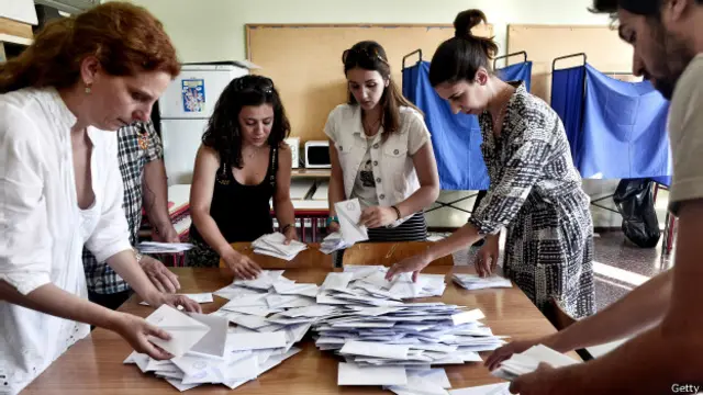 لوگوں نے بڑی تعداد میں ریفرینڈم میں حصہ لیا