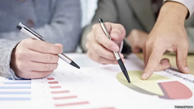 Revisando cifras en la oficina