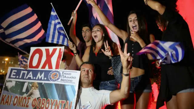 ریفرینڈم کے نتائج آنے کے بعد عوام کی بڑی تعداد نے دارالحکومت ایتھنز کی سڑکوں پر جشن منایا