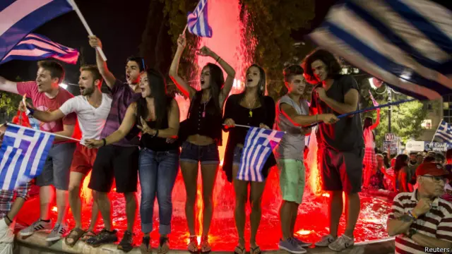 Ликование участников референдума в Греции (5 июля 2015 г.)