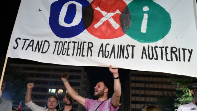 反对援助方案的希腊群众在雅典国会大楼外庆祝（5/7/2015）