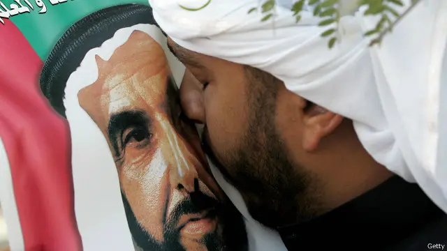 رجل يقبل صورة الشيخ زايد