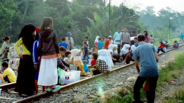 Aktivitas ngabuburit warga dilakukan di perlintasan rel kereta api sepanjang 1 kilometer di kampung Lembursawah, Cibadak, Sukabumi.