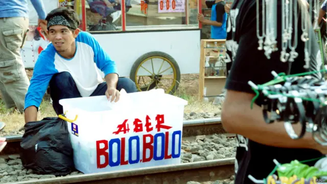 Berbagai penganan dijual di rel kereta, seperti es cendol bolo-bolo.