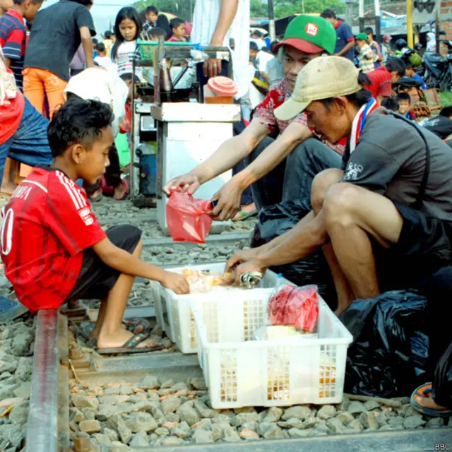 Takjil seperti keripik, bakso, dan gorengan dapat ditemukan dengan mudah di rel kereta tersebut.