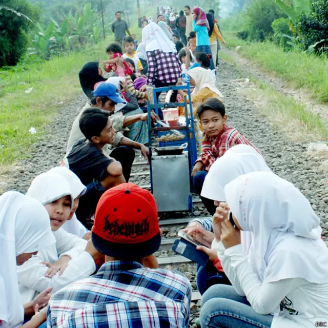 Kaum remaja, balita, hingga orang tua turut menikmati tradisi ngabuburit di rel kereta api.