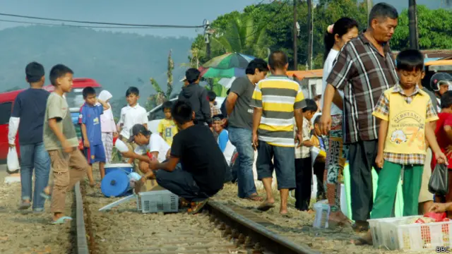 Warga beralasan tradisi ngabuburit sudah biasa dilakukan di rel kereta api jauh sebelum kereta jurusan Bogor-Sukabumi diaktifkan kembali pada 2013 lalu.