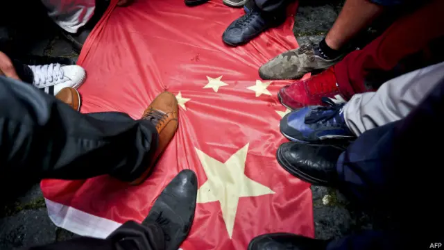 新华社今天（6日）发表的评论称，“中国民族政策和少数民族地区的生存状态长期受少数西方媒体的歪曲报道，关于新疆自治区“斋月禁令”的传闻和小撮煽动分子蛊惑人心，导致了近期土耳其的反华抗议事件。”