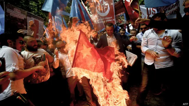 土耳其针对中国的抗议仍在持续。中国国旗在抗议中被焚烧。