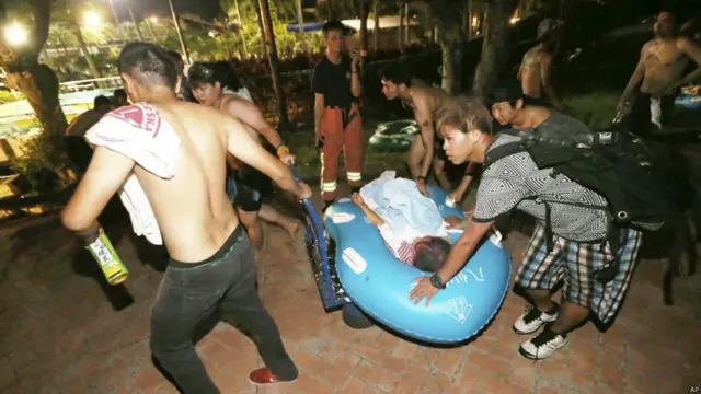 新北八仙樂園爆炸現場一名傷者被群眾抬走（27/6/2015）