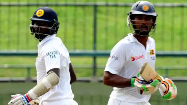 میتھیوز کا ساتھ چندی مل نے دیا جنھوں نے نہ صرف نصف سنچری بنائی بلکہ میتھیوز کے ساتھ مل کر پانچویں وکٹ کے لیے 117 رنز کی اہم شراکت بھی قائم کی۔