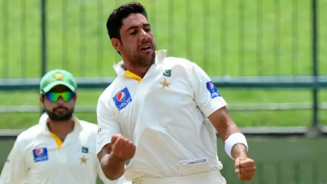 پاکستانی فاسٹ بولر عمران خان نے چھ اوورز میں پانچ وکٹیں لے کر سری لنکا کو 376 رنز کی مجموعی برتری ہی حاصل کرنے دی۔