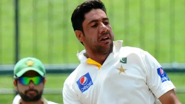 پاکستانی فاسٹ بولر عمران خان نے چھ اووروں میں پانچ وکٹیں لے کر میچ کو دلچسپ بنا دیا
