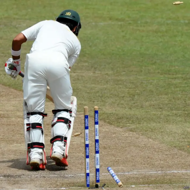 377 رنز کے ہدف کے تعاقب میں پاکستان کو دوسرے ہی اوور میں احمد شہزاد کی خدمات سے محروم ہونا پڑا۔