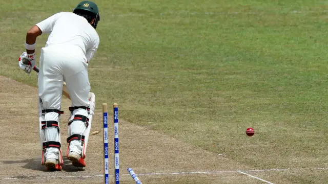 احمد شہزاد دوسرے ہی اوور میں لکمل کی گیند پر بولڈ ہوگئے