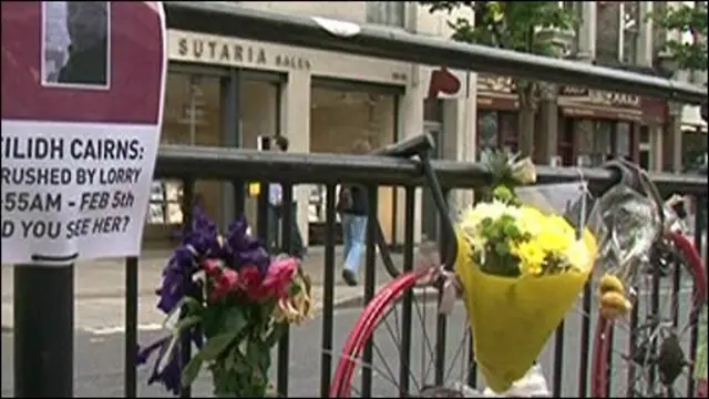 英國某車禍事發地點的追悼花束