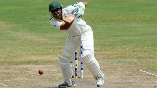 شان کا ساتھ تجربہ کار یونس خان نے دیا اور ان دونوں نے مل کر 80 رنز سے زیادہ کی شراکت قائم کی۔