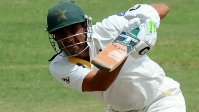 یونس خان نے اس میچ میں اپنے ٹیسٹ کریئر کی 30ویں سنچری بنائی ہے