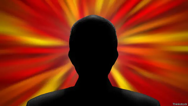 Мужской силуэт на фоне искривленного красного пространства