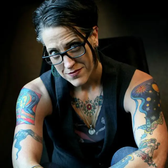 Pendeta dengan tato para tokoh dan adegan dari Alkitab.