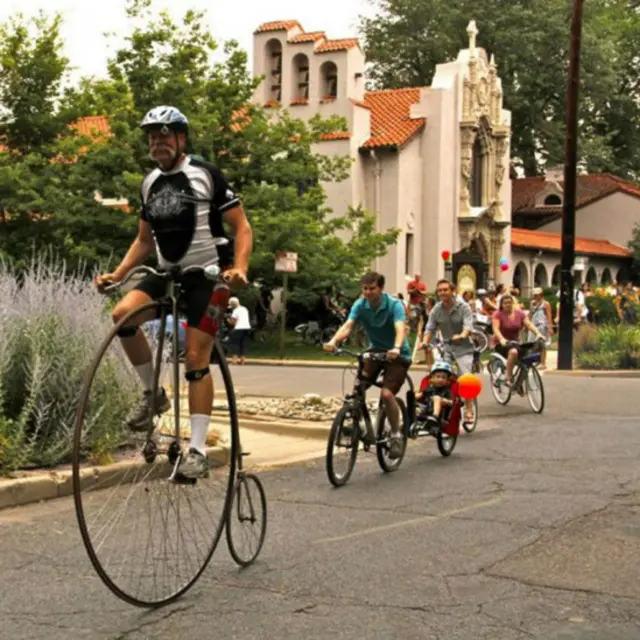 Salah satu acara tetap gereja adalah pemberkatan bersepeda.