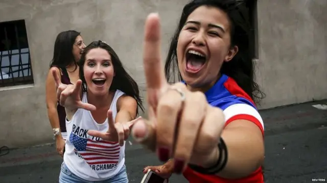 امریکی خواتین ٹیم کی مداح جیت کے بعد خوشی کا اظہار کر رہی ہیں