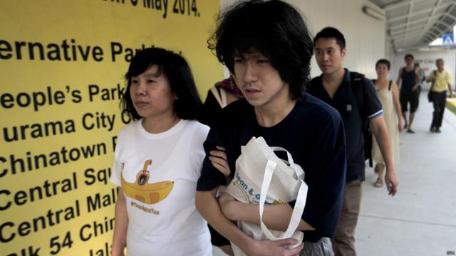 餘彭杉（右）在母親陪同下離開新加坡國家法院（6/7/2015）