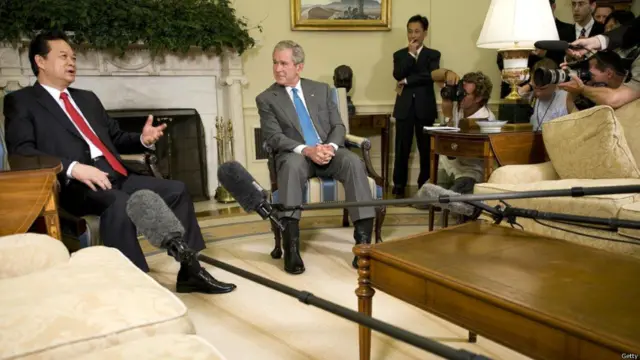 Thủ tướng Nguyễn Tấn Dũng cũng là vị khách của ông Bush tại Tòa Bạch Ốc. Tổng thống Bush nói ông đã trao đổi với Thủ tướng Việt Nam về nhiều chủ đề, gồm cả dân chủ, tự do chính trị cho Việt Nam trong cuộc gặp 24/6/2008.