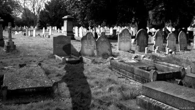 Тени на кладбищенских плитах