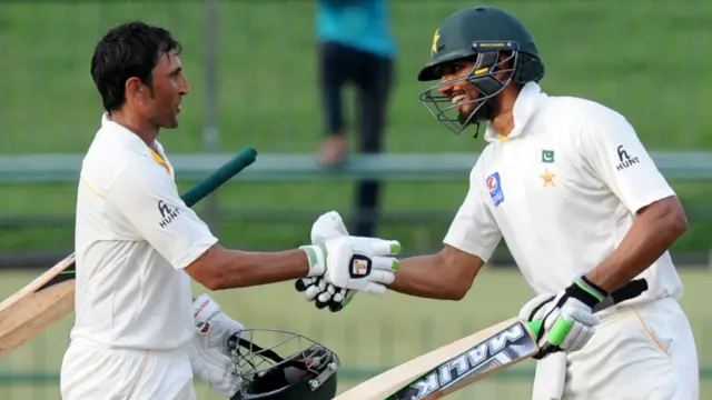 شان مسعود 114 اور یونس خان 101 رنز پر ناٹ آؤٹ ہیں اور دونوں کے درمیان تیسری وکٹ کی شراکت میں 217 رنز بن چکے ہیں جو ٹیسٹ کی چوتھی اننگز میں پاکستان کی سب سے بڑی شراکت ہے۔