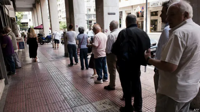 雅典某银行柜员机前群众排队（6/7/2015）