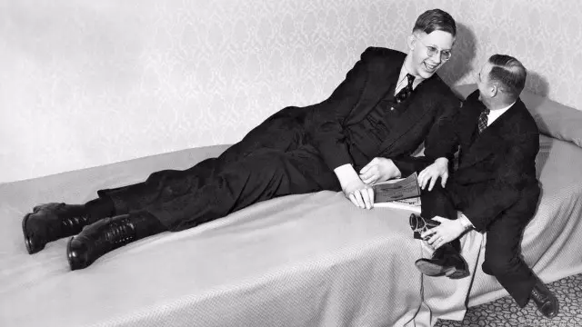 Robert Wadlow được ghi nhận là người cao nhất từ trước tới nay, với chiều cao tới 2,72m (Hình: Getty Images)