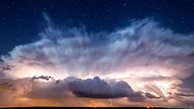 Estrellas detrás de una tormenta - Brad Goddard, Orion, IL