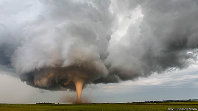 Tornado agita el polvo - Brad Goddard, IL