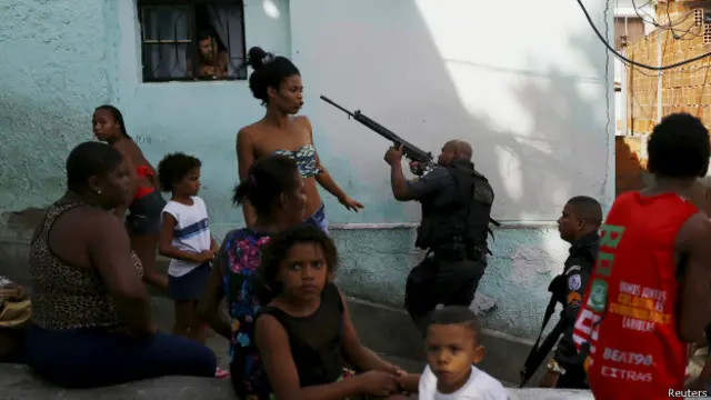 Polícia em ação no Rio de Janeiro (foto: Reuters)