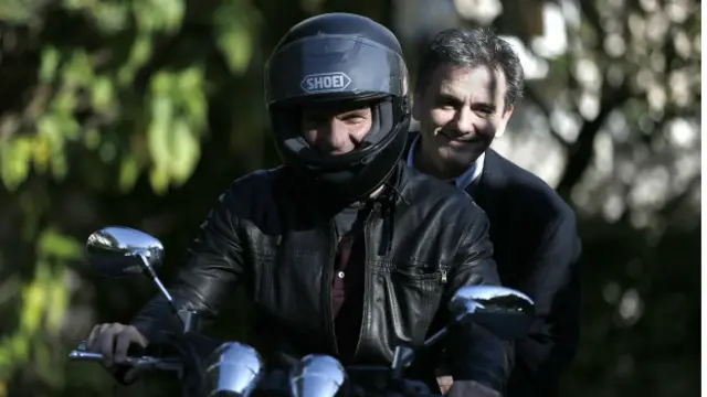 Sürpriz bir kararla istifa eden Yanis Varufakis'in (motosiklet kasklı) yerine Euclid Tsakalotos atandı. 