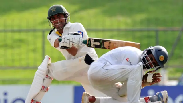 اپنے نوجوان ساتھی کے آؤٹ ہونے کے باوجود تجربہ کار یونس خان نے عمدہ بلے بازی کا سلسلہ جاری رکھا اور 171 رنز بنائے۔