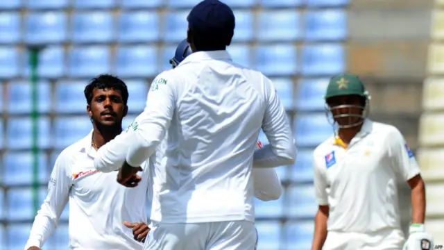 شان مسعود کو سٹمپ کروا کے تھرندو کوشل نے اننگز میں اپنی پہلی وکٹ لی۔