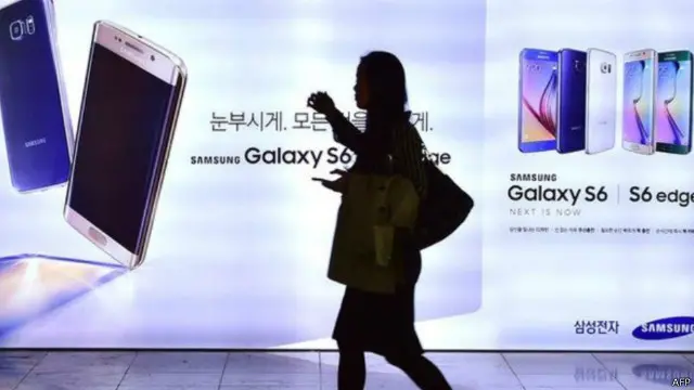 نقص المعروض من هواتف غالاكسي أس 6 الذكية الجديدة أثر على مبيعات سامسونغ وأدى لتراجع أرباحها التشغيلية