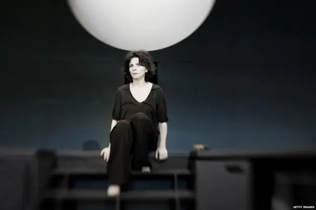 朱丽叶·毕诺什扮演安提戈涅