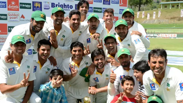 سری لنکا کے خلاف تیسرے ٹیسٹ میچ میں فتح کی بدولت پاکستانی کرکٹ ٹیم ٹیسٹ کرکٹ کی عالمی درجہ بندی میں تین درجے ترقی کے بعد 101 پوائنٹس کے ساتھ تیسرے نمبر پر پہنچ گئی ہے۔