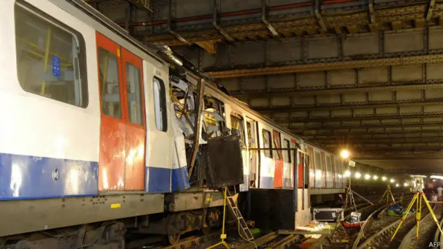 Tàu điện ngầm bị nổ bom ở bến Aldgate