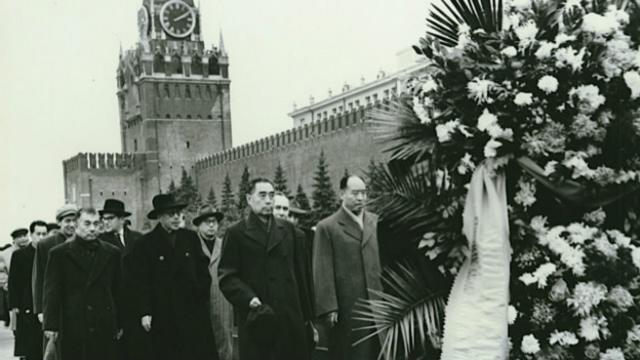 1961年10月，周恩来率团参加苏共二十二大期间向列宁陵墓献花。