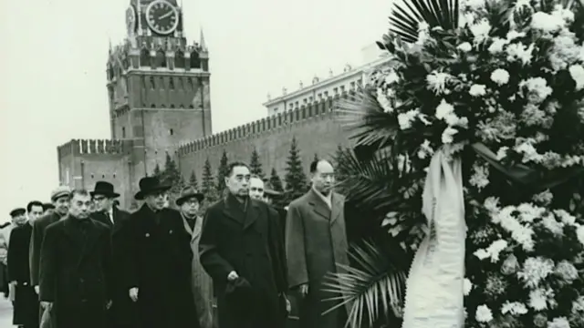 1961年10月,周恩來率團參加蘇共二十二大期間向列寧陵墓獻花。