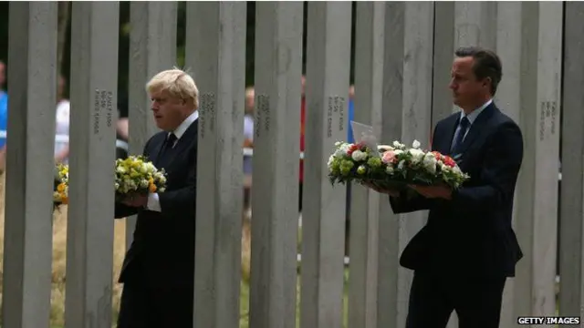 Thị trưởng London Boris Johnson (trái) và Thủ tướng David Cameron trong lễ tưởng niệm ở Hyde Park