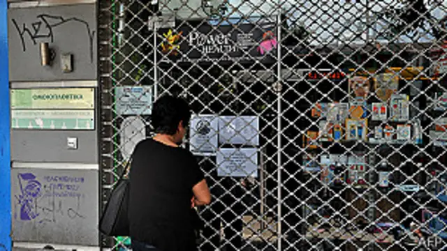 Una mujer frente a una farmacia