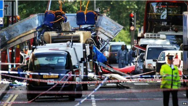 在Tavistock 广场附近，另一名恐怖分子在一辆双层巴士上引爆炸弹，13名无辜乘客丧生。