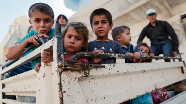 Kobani'de de çocuklar yıkılan okulları nedeniyle eğitimden yoksun.